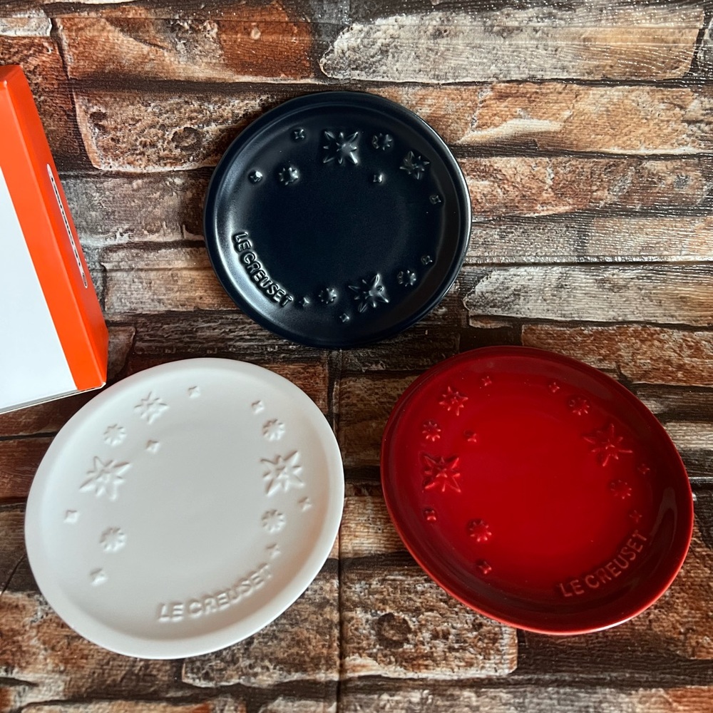 Le Creuset Mini Star Relief Tri-color Plates